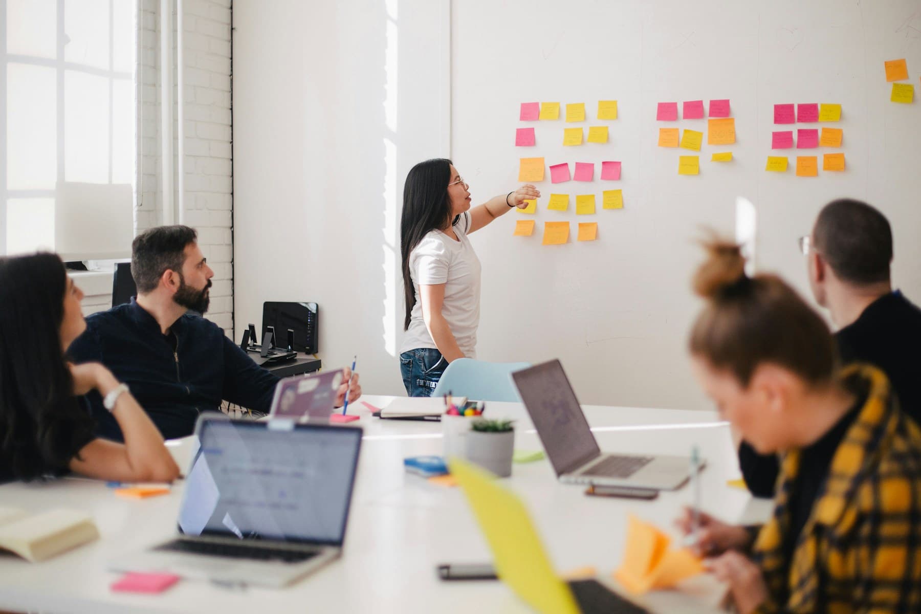 A team organizing ideas and project context during a workshop